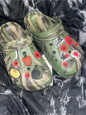 Marble baya Camouflage crocs Clog Shoes WW1 lest we forget Red Poppy Charm m5 w7